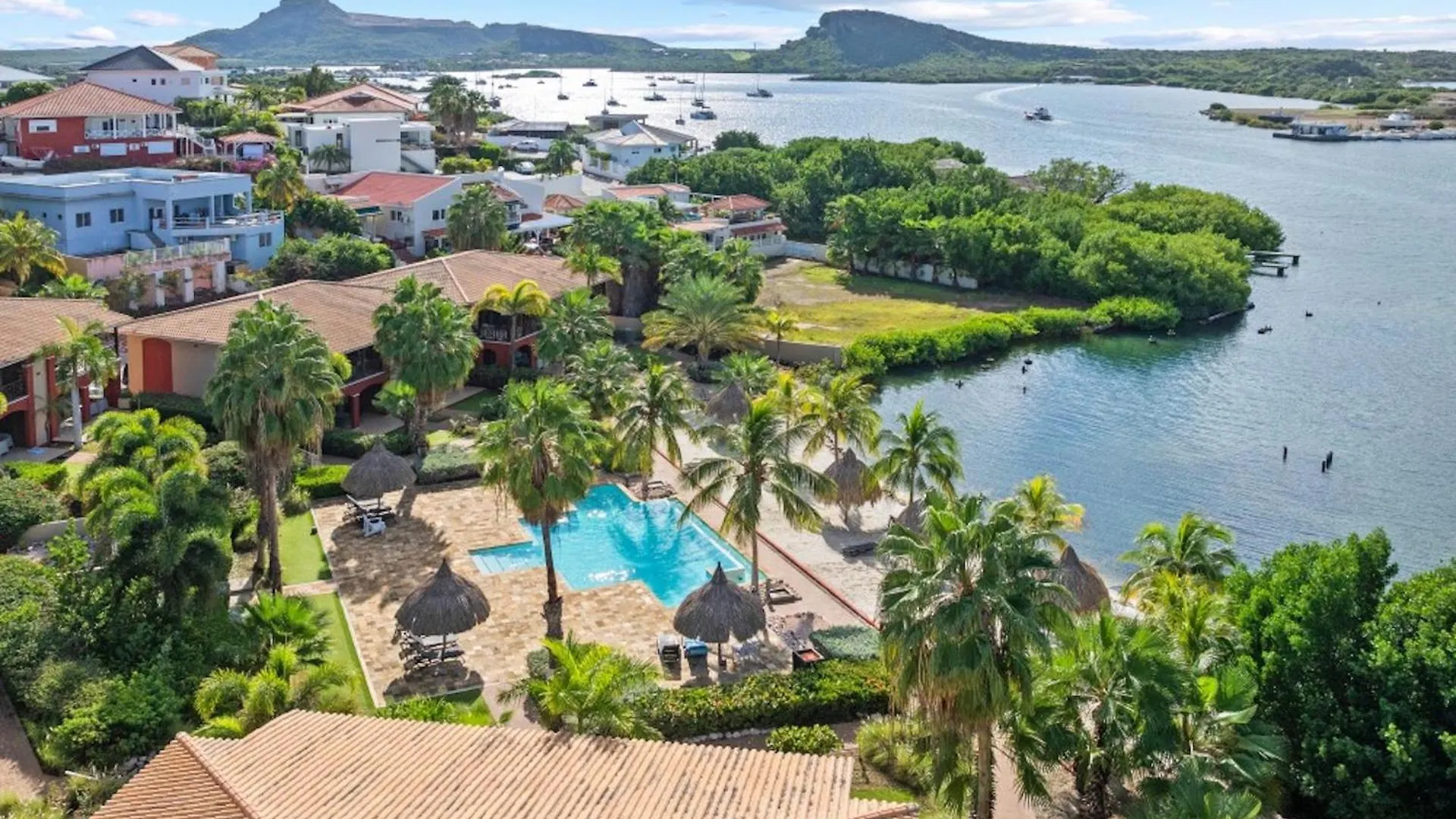 Villa Devries C3, Jan Thiel, Private Beach Front, Pool Willemstad Apartment